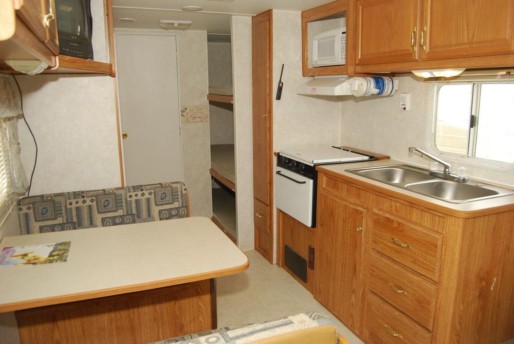 Crescent Bar Camping Resort Studio Cabin 1 Trinidad Exterior photo
